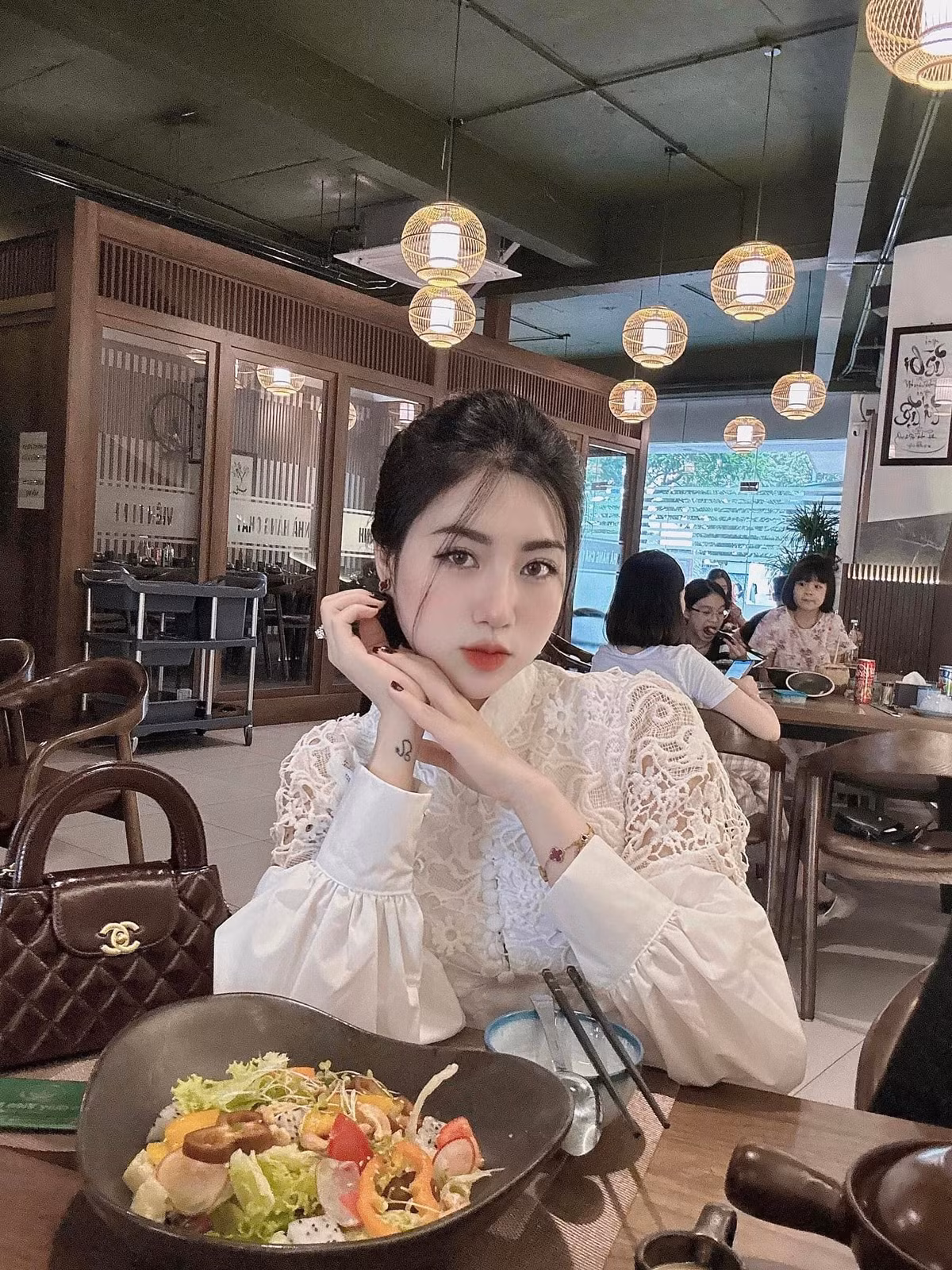 Trên trang cá nhân mới đây, Nguyễn Nụ tự tin khoe dáng với áo cúp ngực hấp háy khoe vòng 1 cực quyến rũ.