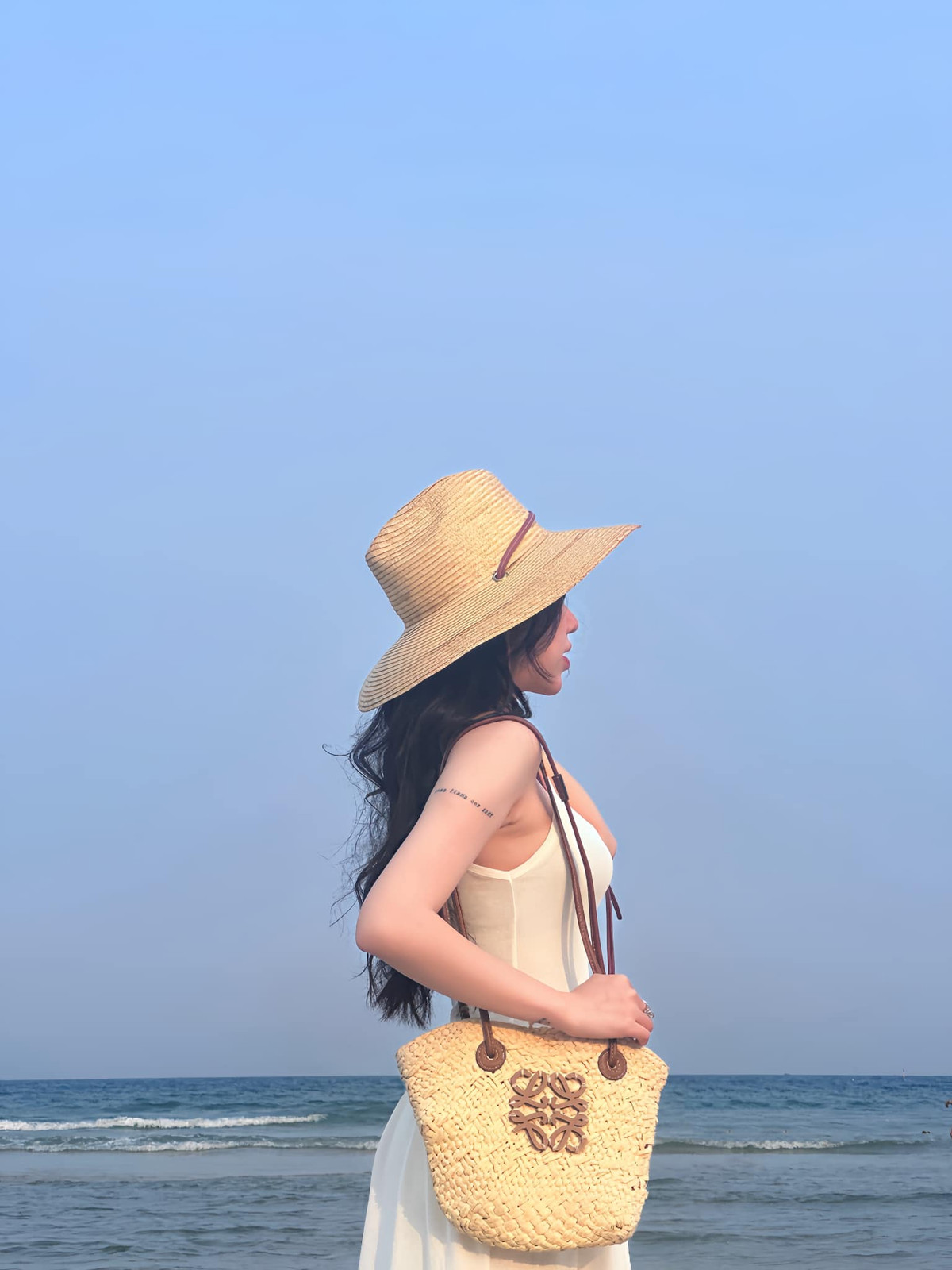 Không phải bikini, Nguyễn Nụ chọn cho mình chiếc váy xuông trắng nhưng phần thân trên có phần khoét táo bạo để lộ làn da trắng nõn nà và vòng 1 lấp ló.