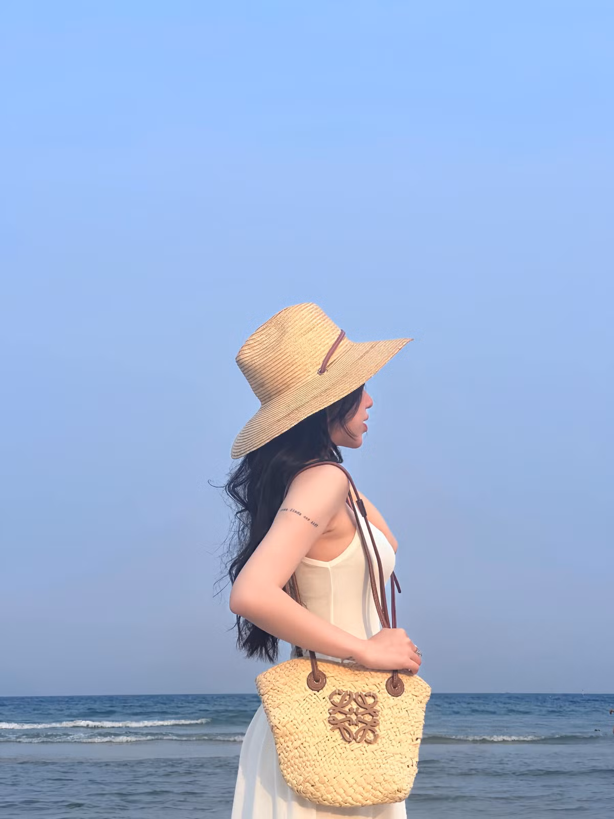 Không phải bikini, Nguyễn Nụ chọn cho mình chiếc váy xuông trắng nhưng phần thân trên có phần khoét táo bạo để lộ làn da trắng nõn nà và vòng 1 lấp ló.