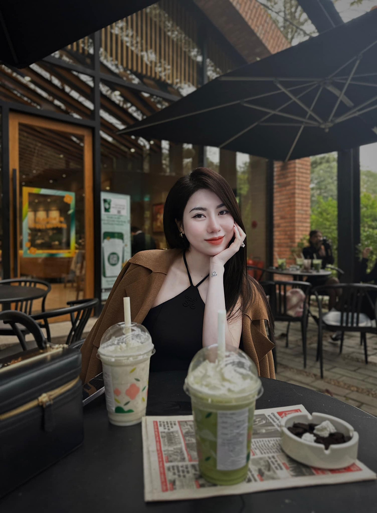 Ít ai ngờ rằng cầu thủ Nguyễn Văn Toàn lại có một cô em gái út vô cùng xinh xắn, đáng yêu. Khi không có lịch thi đấu, cả hai anh em thường xuyên gặp gỡ và tương tác thân thiết.