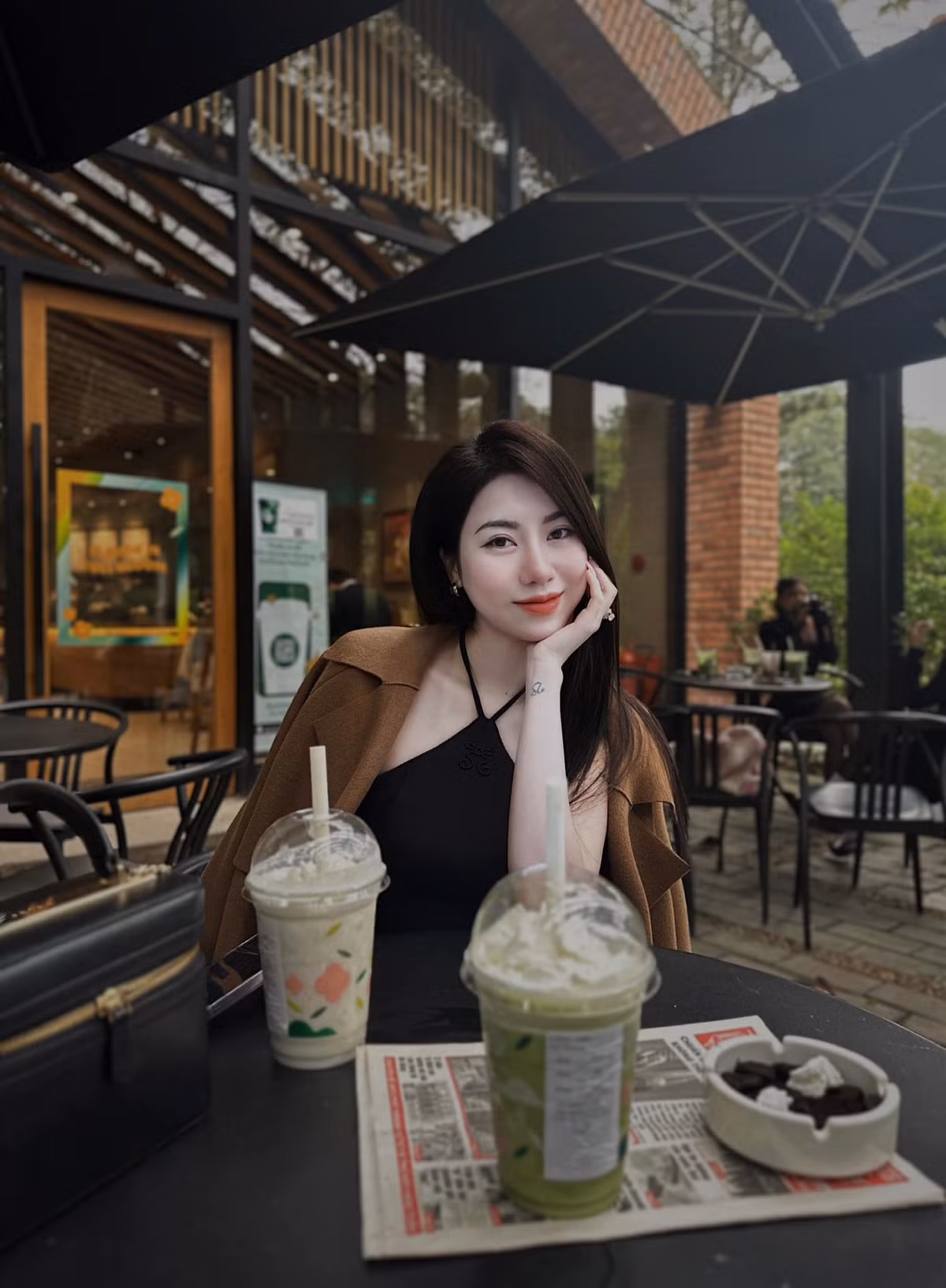 Ít ai ngờ rằng cầu thủ Nguyễn Văn Toàn lại có một cô em gái út vô cùng xinh xắn, đáng yêu. Khi không có lịch thi đấu, cả hai anh em thường xuyên gặp gỡ và tương tác thân thiết.