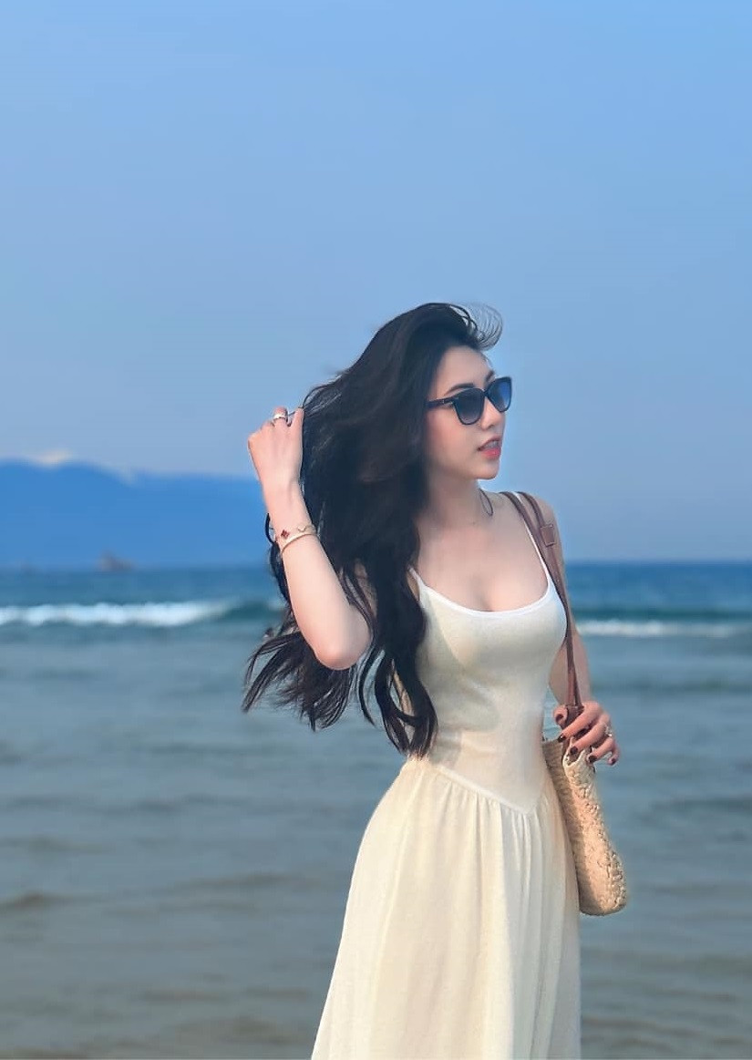 Bên cạnh đó, chiếc váy trắng cũng làm tôn lên body với những đường cong "đâu ra đấy" của em gái tiền đạo đội tuyển Việt Nam.