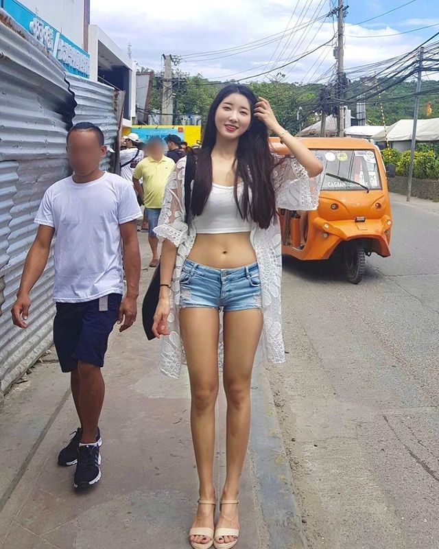 Trong hình người đẹp này diện trang phục ôm sát cơ thể, khoe trọn body nóng bỏng với vòng eo săn chắc, vòng 1, vòng 3 nảy nở và đôi chân thon dài khiến nhiều người phải ngoái nhìn.