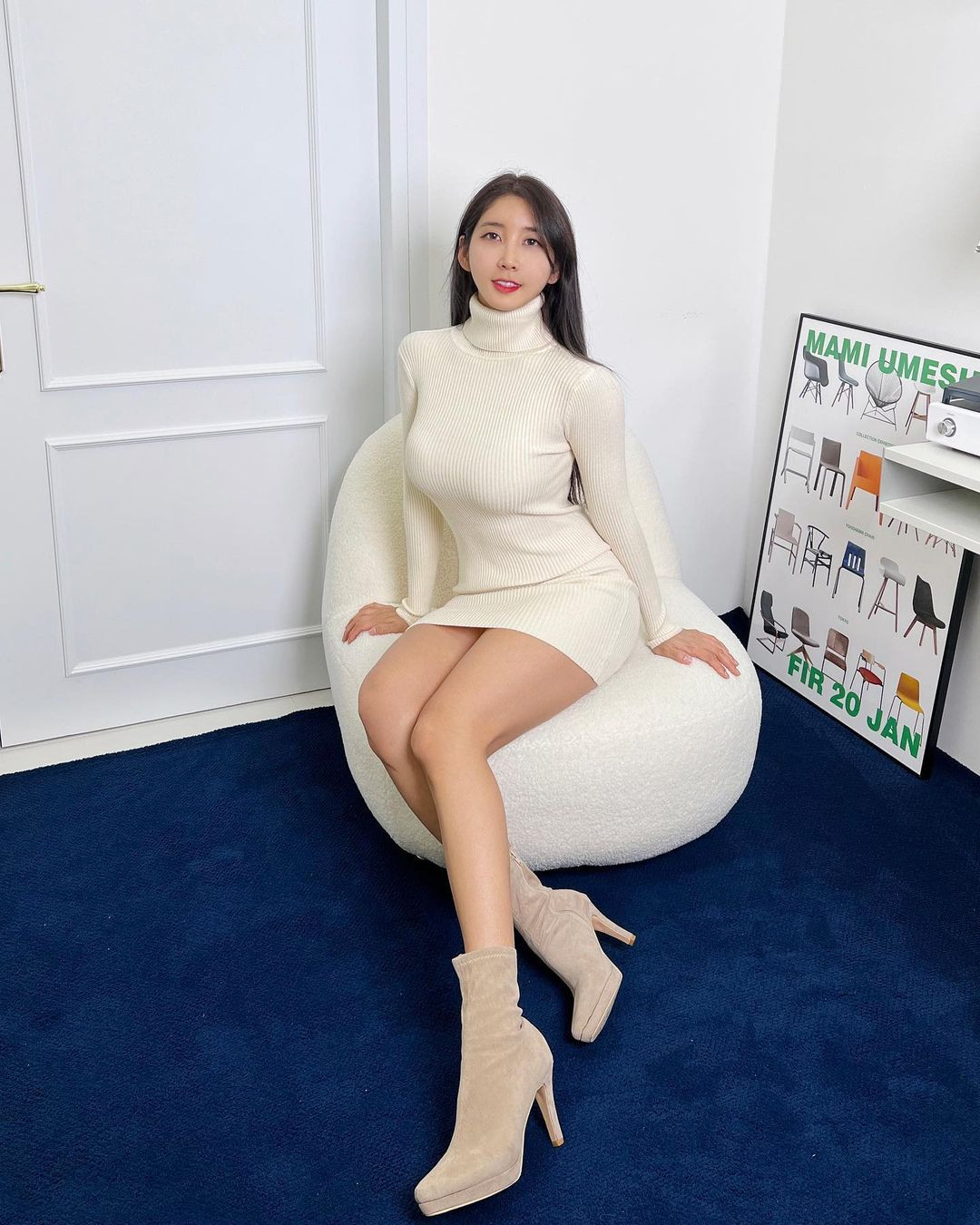 Thế nên, thật không khó để bắt gặp hình ảnh người đẹp này dạo phố, đi công viên, dến các địa điểm nội tiếng ở trong nước lẫn ngoài nước,...