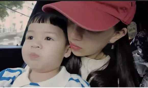 Chả là con trai đã đến tuổi đi học, ái nữ nhà đại gia Minh Nhựa đã đăng ký cho quý tử học tại một trường song ngữ có học phí giá cao.