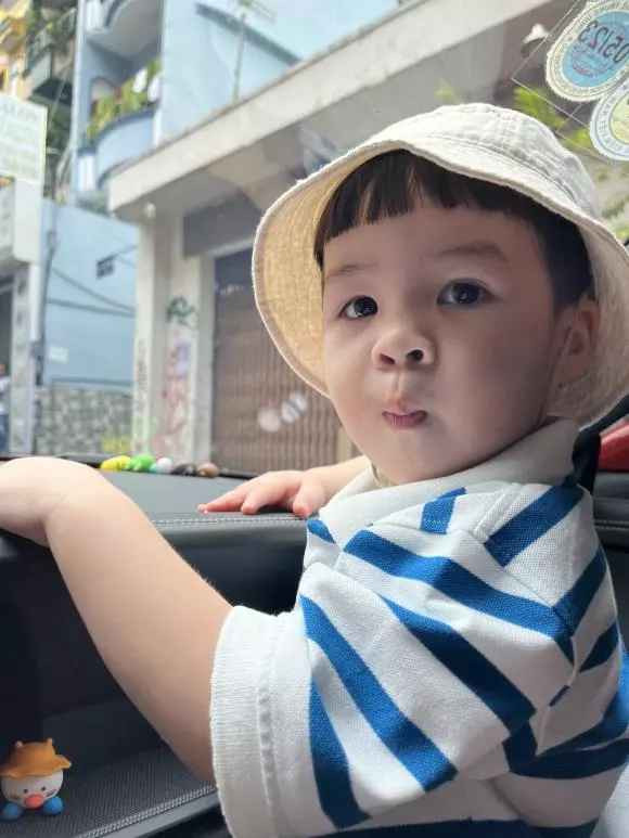 Thế nhưng biểu cảm của Jayden sau buổi đầu đi học làm mẹ hết sức ngạc nhiên. Nhóc tỳ rất hào hứng với việc học ở trường.