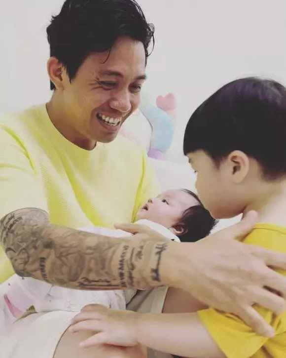 Ngoài ra, trong loạt hình do Joyce Phạm đăng tải, cậu nhóc được nhận xét càng ngày càng đáng yêu. Em là bản sao hoàn hảo của cả bố và mẹ.