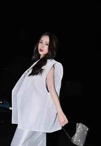 Trước đó, khi bị thắc mắc chuyện "nhà giàu sao lại lấy chồng sớm thế", con gái Minh Nhựa cho biết: "Joyce muốn có con sớm như ba mẹ của Joyce. Nhiều người nghĩ là mình có tất cả rồi vì sao mình phải cưới chồng sớm, có con sớm làm gì cho cực khổ đúng không?