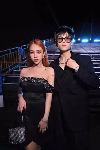 Sinh ra đã ngậm thìa vàng nên cả 2 nhóc tỳ nhà Joyce Phạm được hưởng cuộc sống sung sướng, thường xuyên dát hàng hiệu trên người.