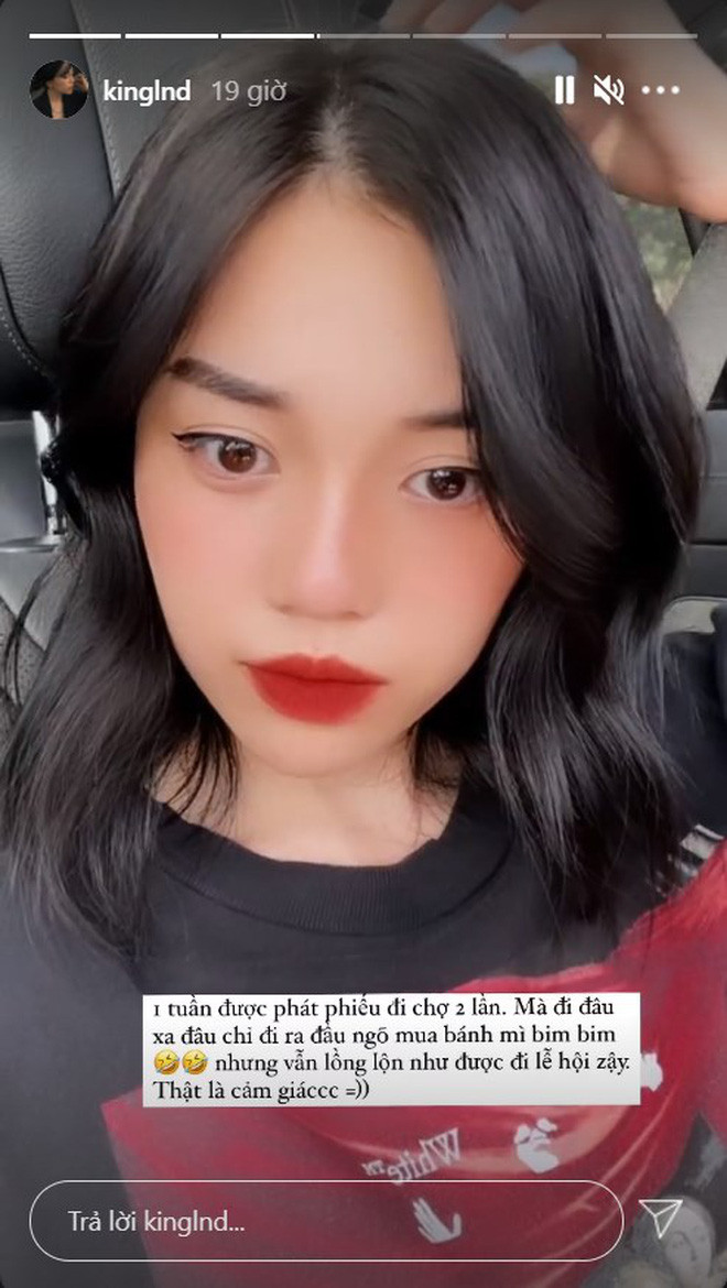 Đáng chú ý, Linh Ngọc Đàm còn ăn diện như fashionita, make-up lồng lộn như đi dự sự kiện. Nhưng thực tế là, nữ streamer chỉ đang... đi chợ mà thôi.