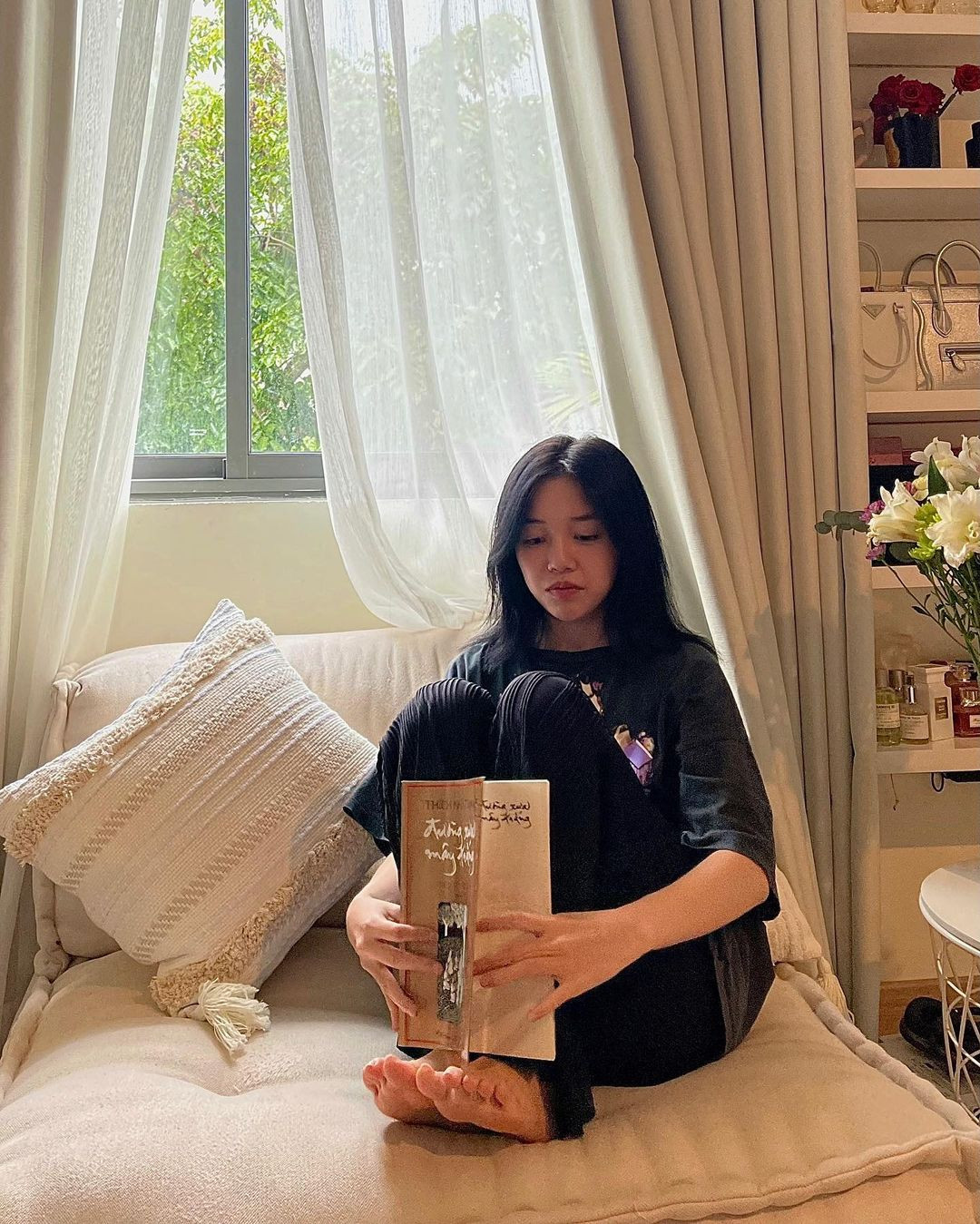 Kể từ khi đợt dịch COVID-19 lần thứ 4 bùng phát ở TP HCM đến nay, Linh Ngọc Đàm dù ở nhà vẫn thường xuyên "chiêu đãi" fan những hình ảnh đẹp không góc chết.