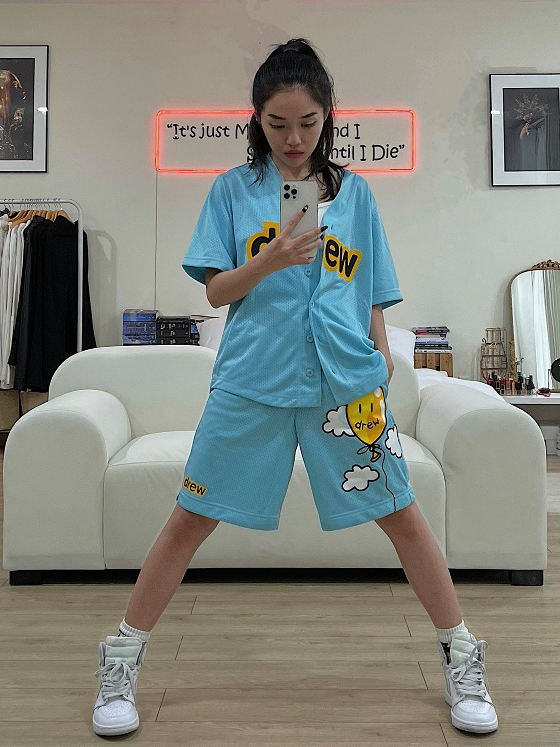 Linh Ngọc Đàm hài hước chia sẻ: "Một tuần được phát phiếu đi chợ 2 lần. Mà đi đâu xa đâu, chỉ đi ra đầu ngõ mua bánh mì, bim bim... nhưng vẫn lồng lộn như được đi dự lễ hội vậy. Thật là cảm giác!".