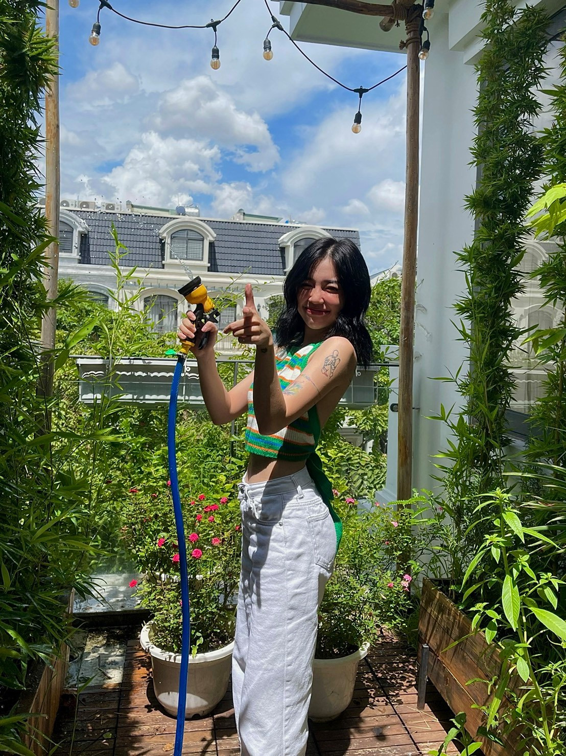 Đa phần trong số đó là hình ảnh ghi lại cuộc sống đời thường của streamer Linh Ngọc Đàm như tập yoga, đọc sách, chơi với "boss", hoặc ngắm hoa thưởng trà.