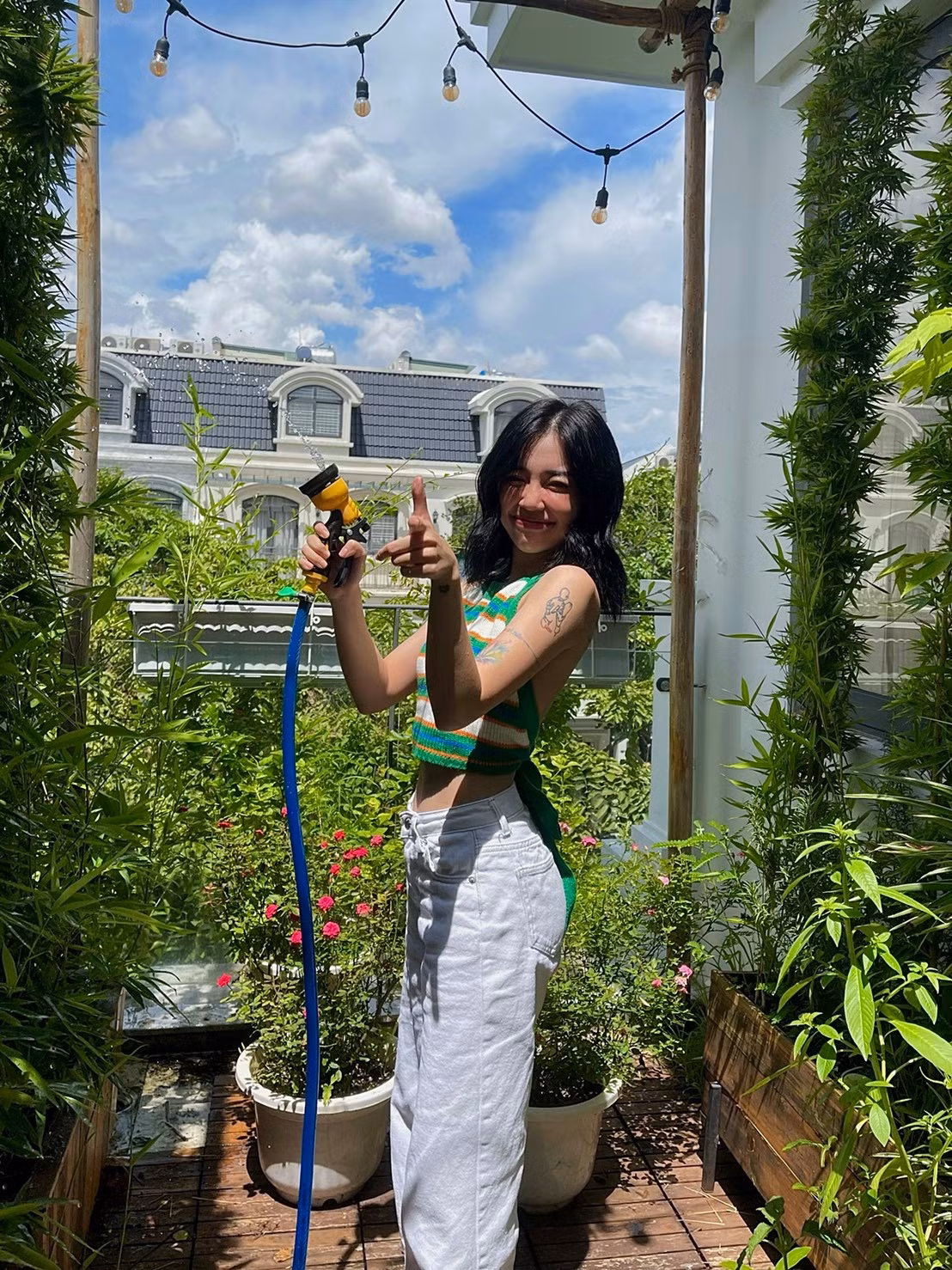 Đa phần trong số đó là hình ảnh ghi lại cuộc sống đời thường của streamer Linh Ngọc Đàm như tập yoga, đọc sách, chơi với "boss", hoặc ngắm hoa thưởng trà.