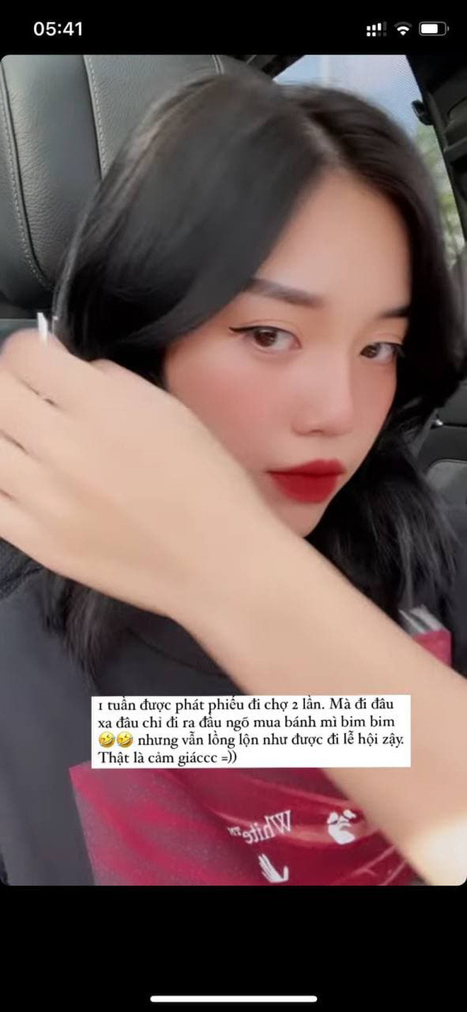 Mới đây, Linh Ngọc Đàm còn được fan hâm mộ thả tim rần rần khi chia sẻ hình ảnh ngồi trên xe ô tô khi được đi ra ngoài đường trong mùa giãn cách.