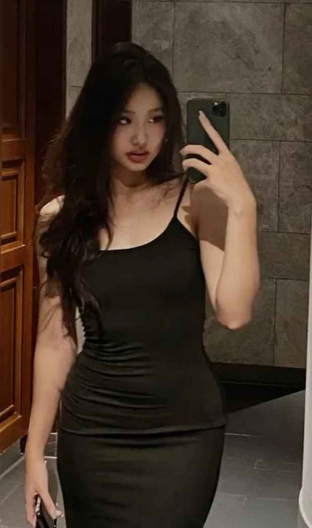 Huệ Anh khiến cư dân mạng “lụi tim” khi sở hữu nhan sắc xinh đẹp với gương mặt trái xoan, nụ cười hiền dịu với những đường nét nhìn là khó quên.