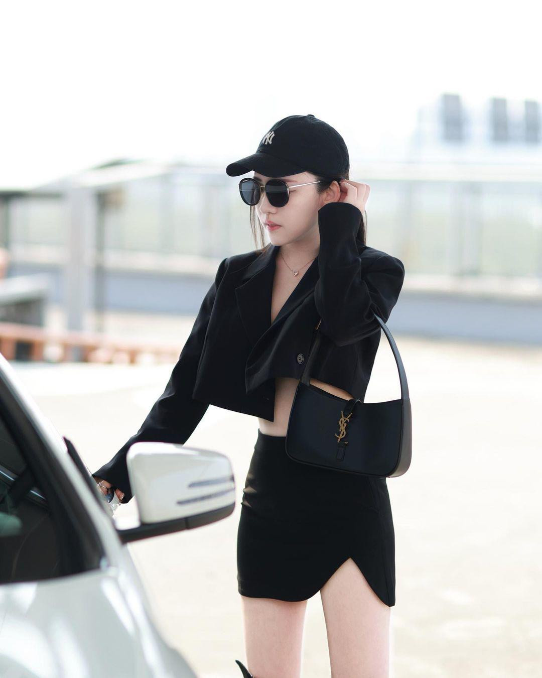 Li Yizhen thu hút gần 500 nghìn người theo dõi trên mạng xã hội Instagram. Tại đây, nữ y tá thường xuyên chia sẻ hình ảnh làm việc, các bài viết chia sẻ về cách chăm sóc sức khỏe, triệu chứng các loại bệnh,...