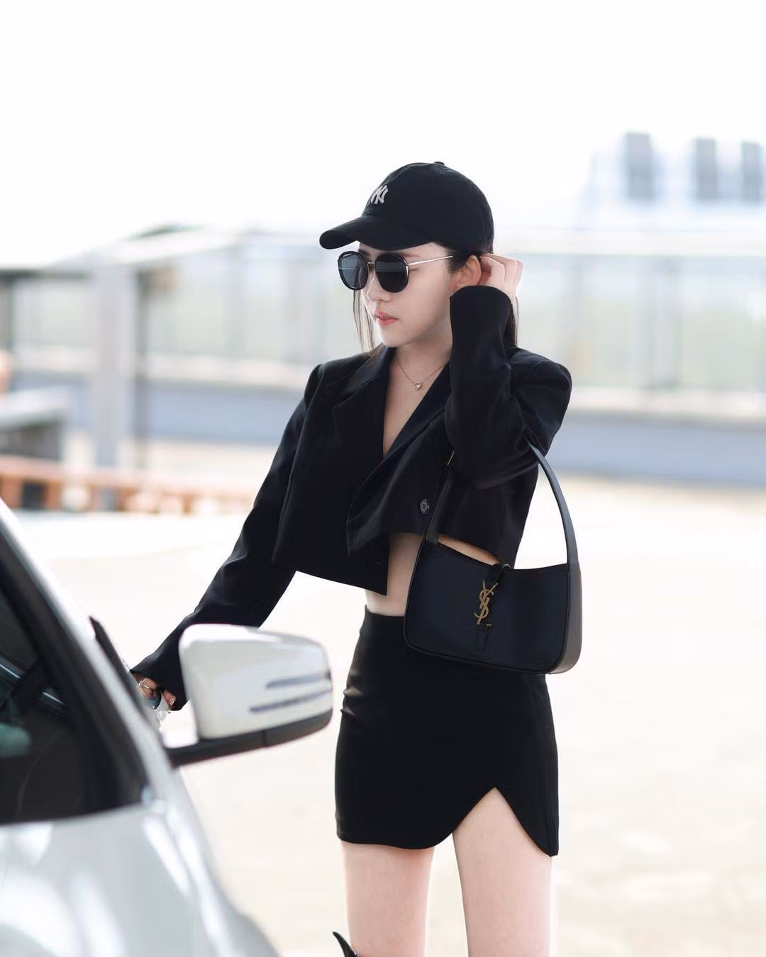 Li Yizhen thu hút gần 500 nghìn người theo dõi trên mạng xã hội Instagram. Tại đây, nữ y tá thường xuyên chia sẻ hình ảnh làm việc, các bài viết chia sẻ về cách chăm sóc sức khỏe, triệu chứng các loại bệnh,...