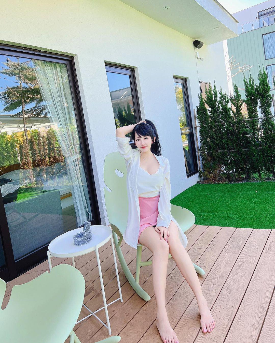 Ngoại hình và độ hot trên mạng xã hội cũng giúp Li Yizhen nhận được nhiều lời mời chụp hình quảng cáo, làm mẫu ảnh, mang về nguồn thu nhập không hề nhỏ.