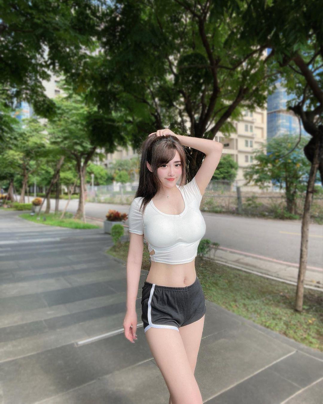 Một ngày làm việc của cô rất bận rộn, song Li Yizhen luôn cố gắng tranh thủ, sắp xếp thời gian để chăm sóc vẻ bề ngoài bằng việc đi massage thư giãn cơ thể, đi spa làm đẹp cho da hoặc tập luyện.