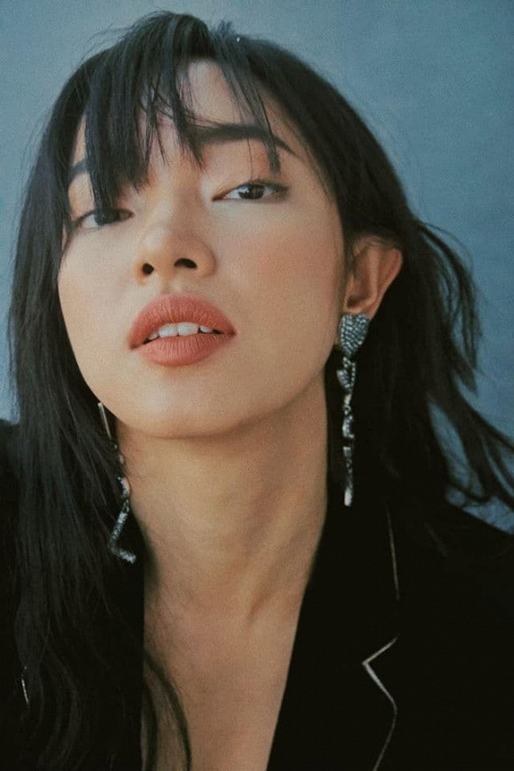 Đặc biệt, người mẫu Châu Bùi được tờ báo ưu ái so sánh sở hữu nét đẹp quyến rũ giống nữ diễn viên Song Hye Kyo của Hàn Quốc.