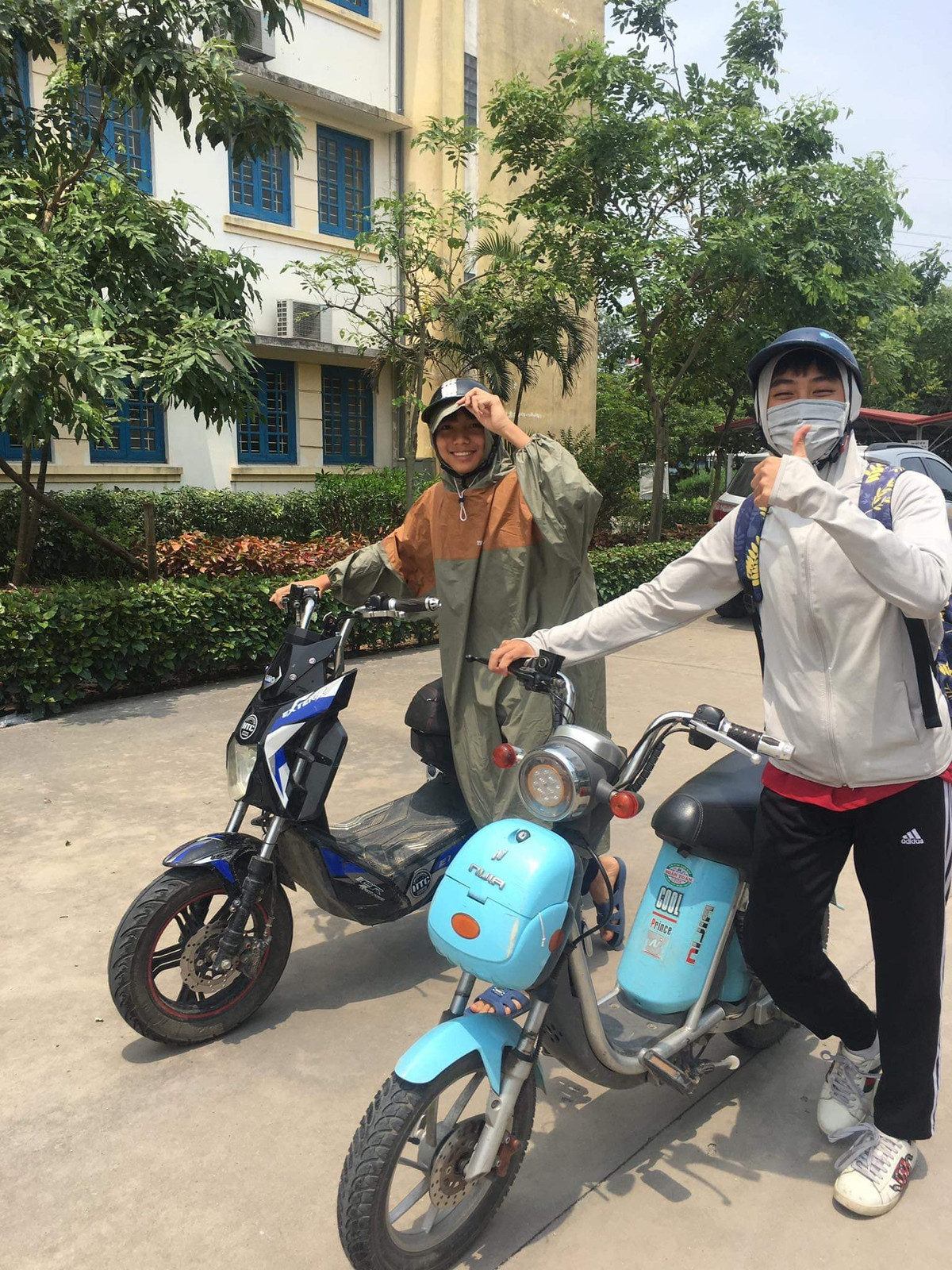 Khi những chiếc áo chống nắng không đủ dày và giảm bớt được nhiệt độ ngoài trời thì áo mưa lại là biện pháp thay thế nghe thì vô lý nhưng lại cực kỳ thuyết phục.