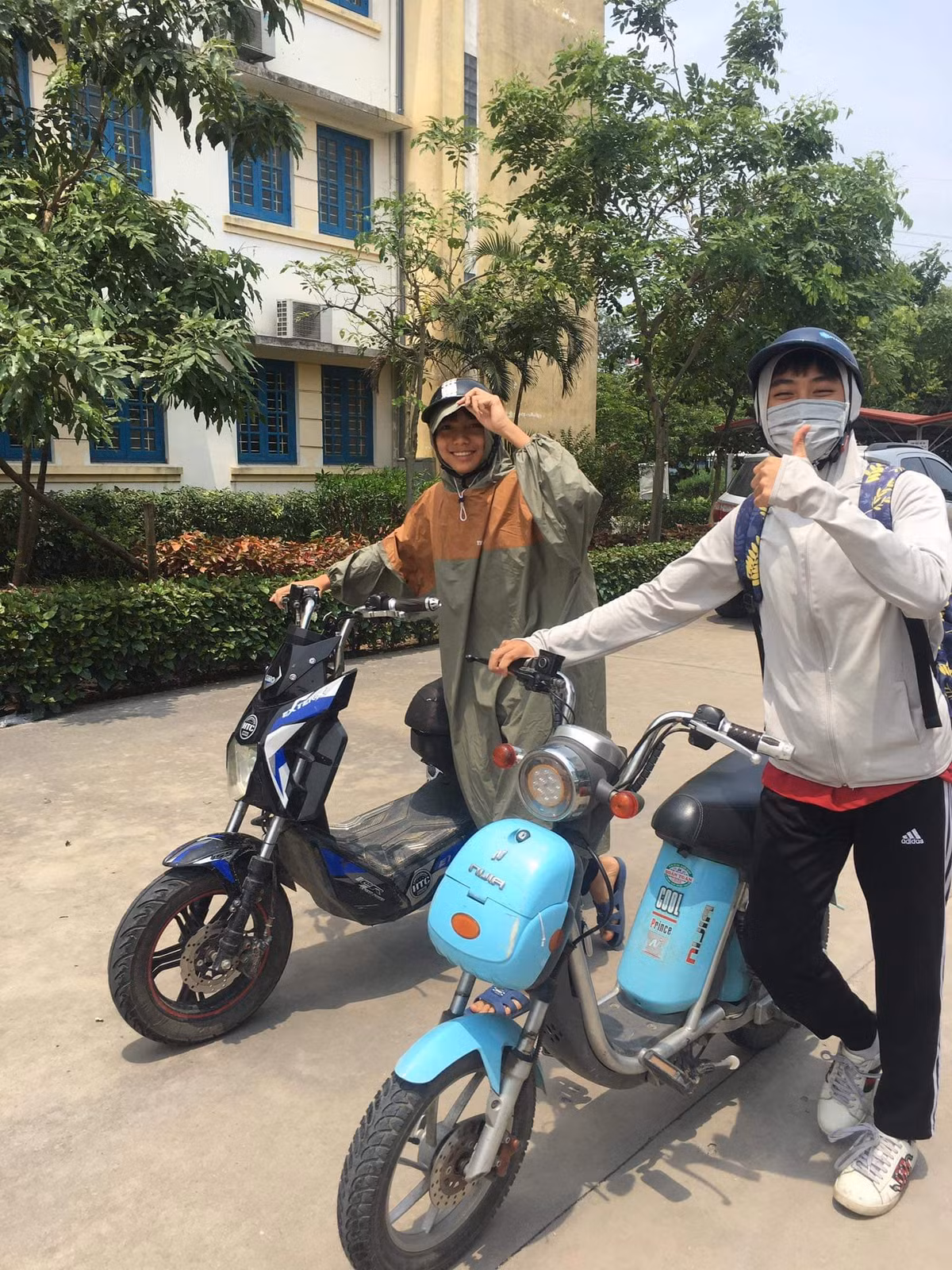 Khi những chiếc áo chống nắng không đủ dày và giảm bớt được nhiệt độ ngoài trời thì áo mưa lại là biện pháp thay thế nghe thì vô lý nhưng lại cực kỳ thuyết phục.