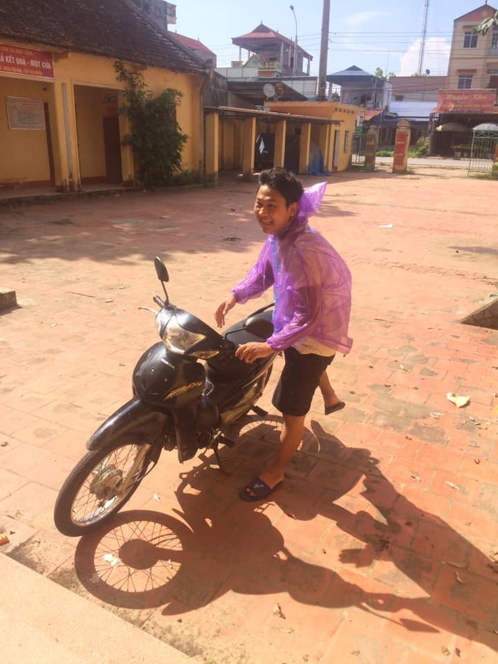 Vừa tránh nắng lại vừa giảm cân luôn vì áo mưa khiến người mặc ra mồ hôi rất nhiều, đặc biệt là trong thời gian nắng nóng đỉnh điểm như hiện nay.