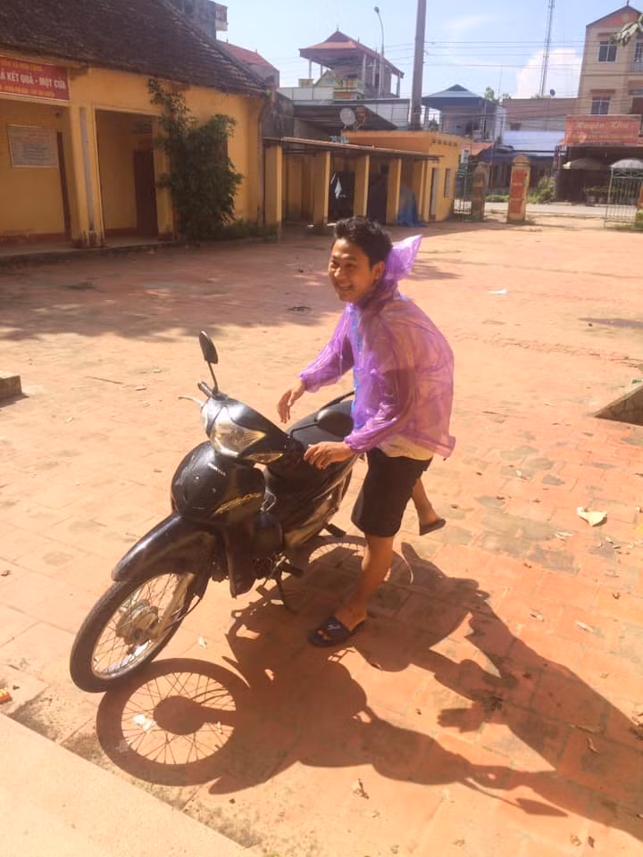 Vừa tránh nắng lại vừa giảm cân luôn vì áo mưa khiến người mặc ra mồ hôi rất nhiều, đặc biệt là trong thời gian nắng nóng đỉnh điểm như hiện nay.