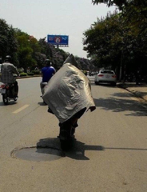 Cách đây chưa lâu, hình ảnh mặc áo mưa giữa thời tiết nắng nóng thu hút sự quan tâm đặc biệt của cộng đồng mạng.