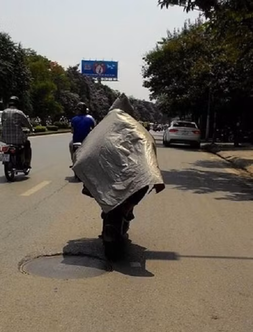 Cách đây chưa lâu, hình ảnh mặc áo mưa giữa thời tiết nắng nóng thu hút sự quan tâm đặc biệt của cộng đồng mạng.