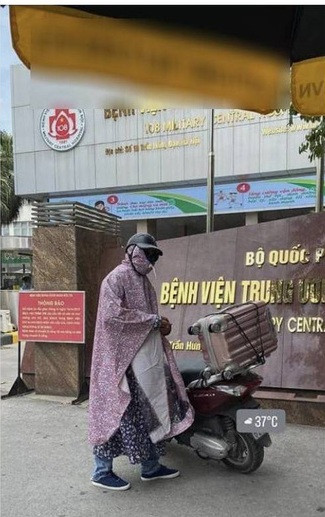 Có lẽ không ít dân mạng thắc mắc, trời nắng nóng vậy anh còn mặc áo mưa làm gì? Theo chủ nhân bài viết, việc đi trị xạ sẽ gây ảnh hưởng đến trẻ nhỏ, người già nên người chồng phải mặc áo mưa phòng hộ để tránh con cái bị nhiễm xạ.