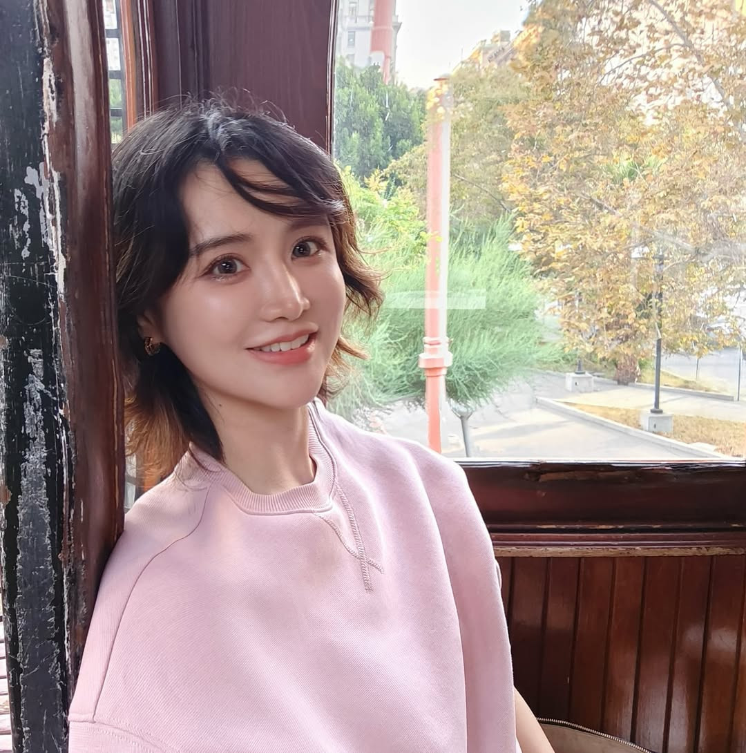 Sở hữu gương mặt xinh đẹp, dễ thương cùng làn da trắng mịn, cô nàng nhanh chóng vươn tầm trở thành một trong những cái tên rất có sự ảnh hưởng trong giới với lượng fan hâm mộ khổng lồ.