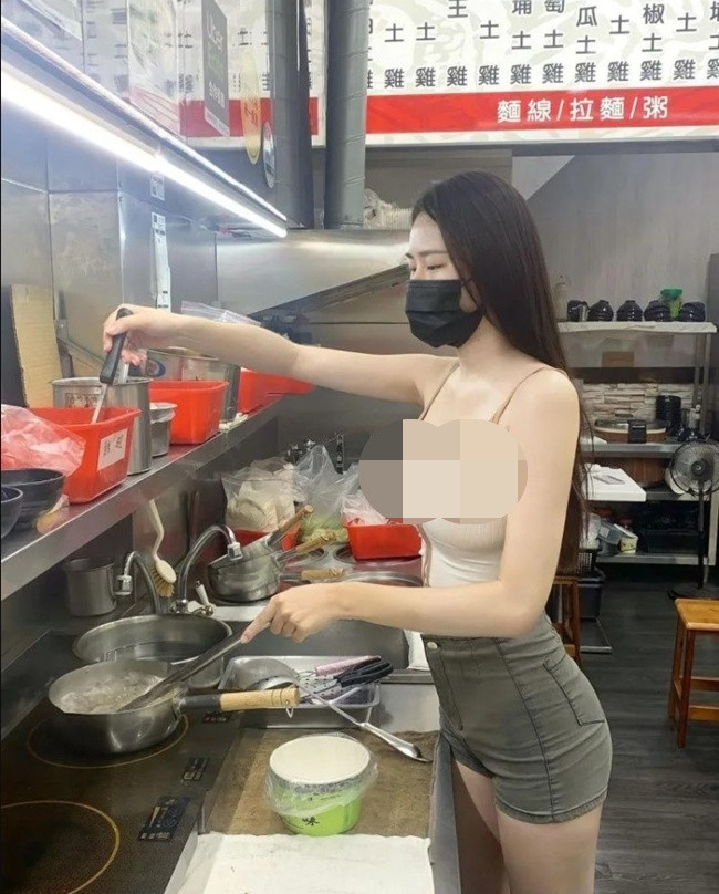 Những chiếc "áo nửa vời" dần trở thành xu hướng được các cô gái bán hàng người Thái Lan ưa chuộng.