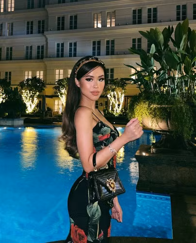 Người vợ thứ hai của tỷ phú hàng hiệu là bà Lê Hồng Thủy Tiên, trước kia là một diễn viên điện ảnh. Cặp đôi có chung 2 người con là Tiên Nguyễn và Hiếu Nguyễn (SN 1999).