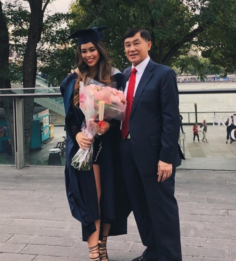 Hình ảnh được cho ghi lại vị bố của rich kid Tiên Nguyễn trong buổi tiệc tất niên của công ty.