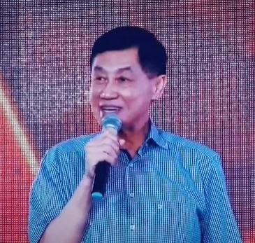 Trên TikTok mới đây tích cực lan truyền đoạn clip về tỷ phú Johnathan Hạnh Nguyễn. Hình ảnh ghi lại bố rich kid Tiên Nguyễn ăn vận giản dị với áo sơ mi tay ngắn nhưng trông ông vẫn rất phong độ.