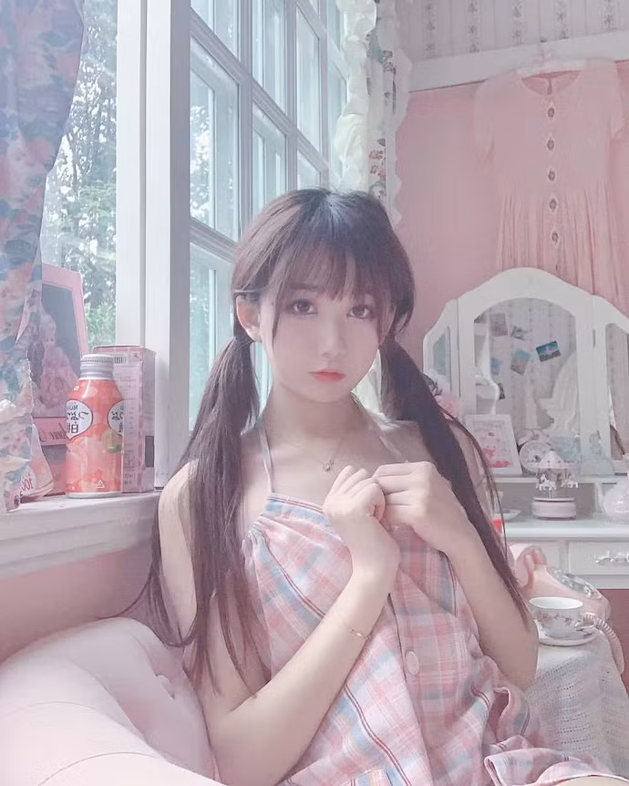 Thậm chí, không ít fan của Jun Zi Wang còn lên tiếng tự thừa nhận rằng bản thân chẳng cần, cũng như chẳng muốn thần tượng phải làm gì, chỉ cần lên sóng livestream là đủ vui rồi.