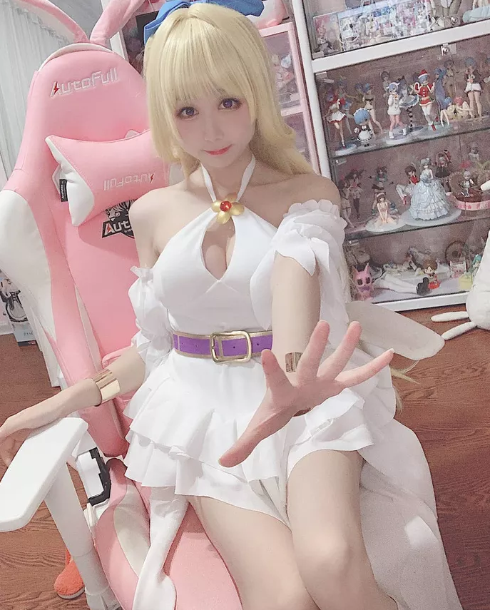 Đừng nhìn vào gương mặt của Jun Zi Wang mà bị đánh lừa, vì bản thân nữ streamer nổi tiếng này cũng là một kiều nữ cực kỳ gợi cảm, chỉ có điều cô nàng rất ít khi thể hiện phần nóng bỏng của bản thân trên sóng livestream.