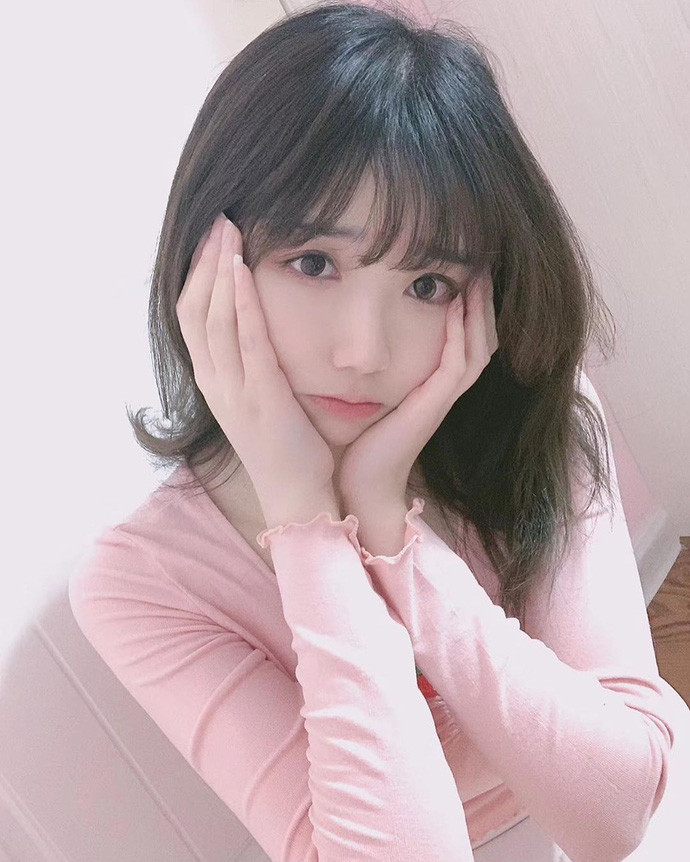 Không giỏi chơi game, tương tác với fan cũng chỉ ở mức bình thường, thế nhưng Jun Zi Wang vẫn gây được tiếng vang lớn nhờ vào vẻ ngoài của mình.