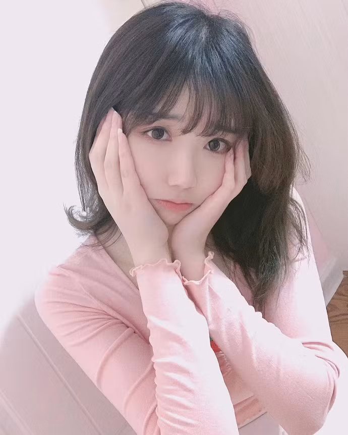 Không giỏi chơi game, tương tác với fan cũng chỉ ở mức bình thường, thế nhưng Jun Zi Wang vẫn gây được tiếng vang lớn nhờ vào vẻ ngoài của mình.