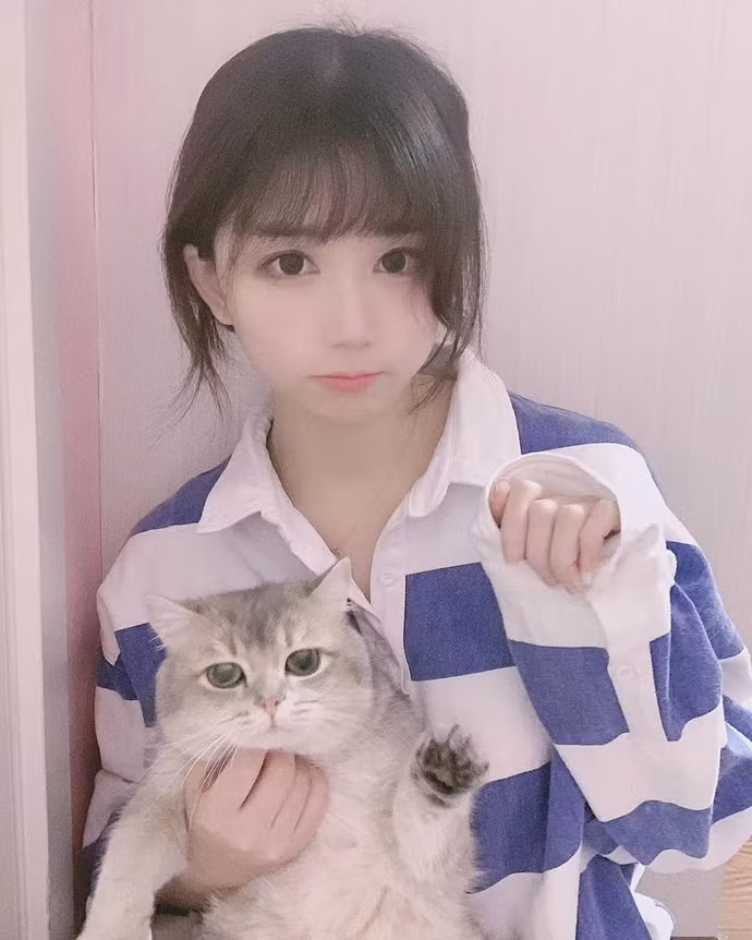 Sở hữu cho mình gương mặt ngây thơ, thanh tú với đôi mắt to tròn, nhìn qua Jun Zi Wang ban đầu, chẳng ai nghĩ đã vượt ngưỡng tuổi teen, và hiện tại đang là một streamer chuyên nghiệp.