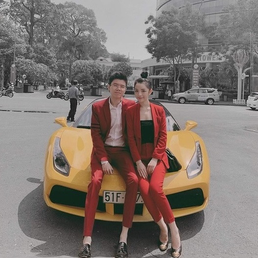 Phan Hoàng là con của đại gia Phan Quang Chất, ông chủ trung tâm Sài Gòn Square, dĩ nhiên anh cũng trở thành chàng thiếu gia nổi tiếng nhất nhì Sài thành.