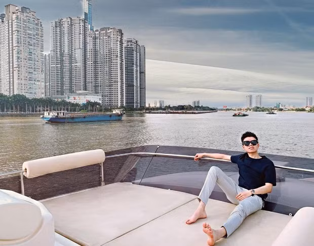 Trong số các thiếu gia đình đám giới siêu giàu, Phan Hoàng - em trai Phan Thành là một gương mặt cực kỳ sáng giá, thu hút sự chú ý của hội mê trai.