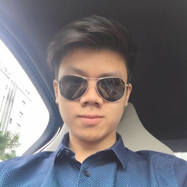 Làm sao mà không quan tâm cho được khi em trai thiếu gia Phan Thành ở biệt thự to đùng, đi siêu xe (hoặc du thuyền) lại còn cao ráo, sáng sủa.