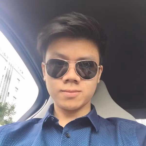 Làm sao mà không quan tâm cho được khi em trai thiếu gia Phan Thành ở biệt thự to đùng, đi siêu xe (hoặc du thuyền) lại còn cao ráo, sáng sủa.