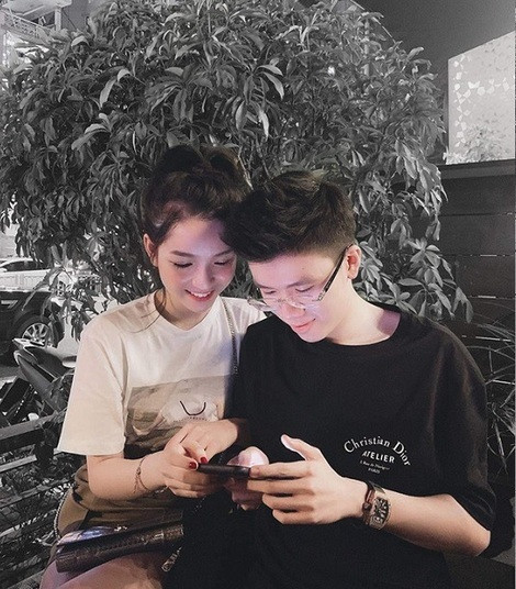 Tuy ngậm thìa vàng từ nhỏ nhưng Phan Hoàng lại thể hiện ra ngoài sự giản dị, vị thiếu gia 9x này sống khá kín tiếng và ít chia sẻ đời sống cá nhân hơn người anh trai của mình.