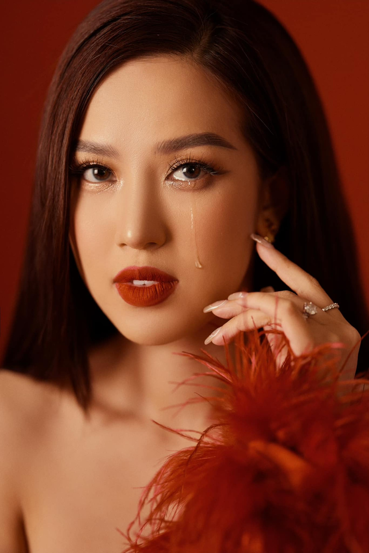 MC Thu Hà từng lọt vào top 10 Cầu Vồng VTV, là MC song ngữ tại nhiều sự kiện, chương trình nổi tiếng. Người đẹp 9X hiện đang là MC tại Đài truyền hình TP HCM.
