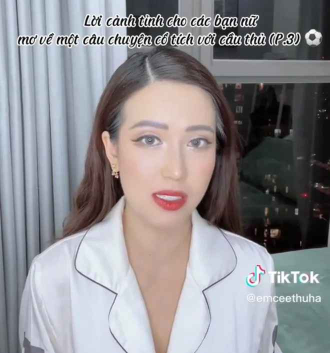 Theo đó MC Thu Hà cho biết cô và cầu thủ đội tuyển Việt Nam này gặp nhau tại một sự kiện, sau đó liên lạc qua mạng xã hội.