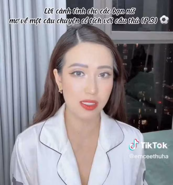 Theo đó MC Thu Hà cho biết cô và cầu thủ đội tuyển Việt Nam này gặp nhau tại một sự kiện, sau đó liên lạc qua mạng xã hội.